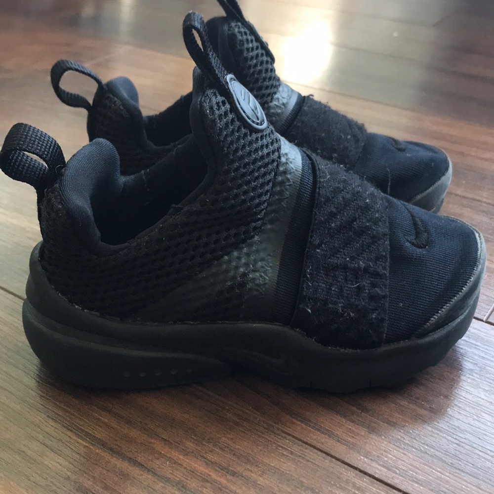 Black Nike slip on sneakers